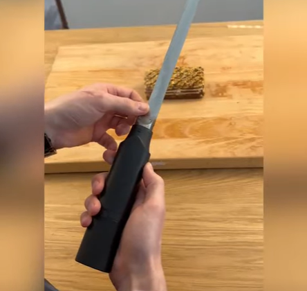 Ultrasonic kitchen knife 369Sonic with a long blade